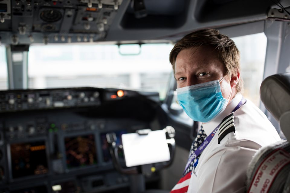 Piloto usando uma máscara de proteção contra o coronavírus