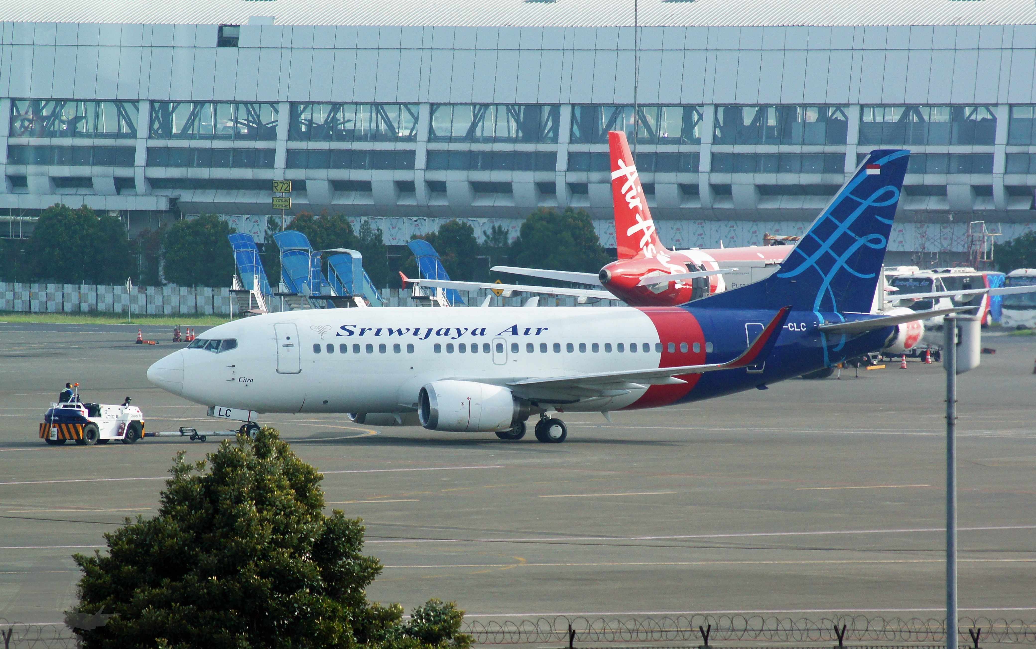 Boeing 737-500 Sriwijaya Air (PK-REN via Wikimedia Commons)