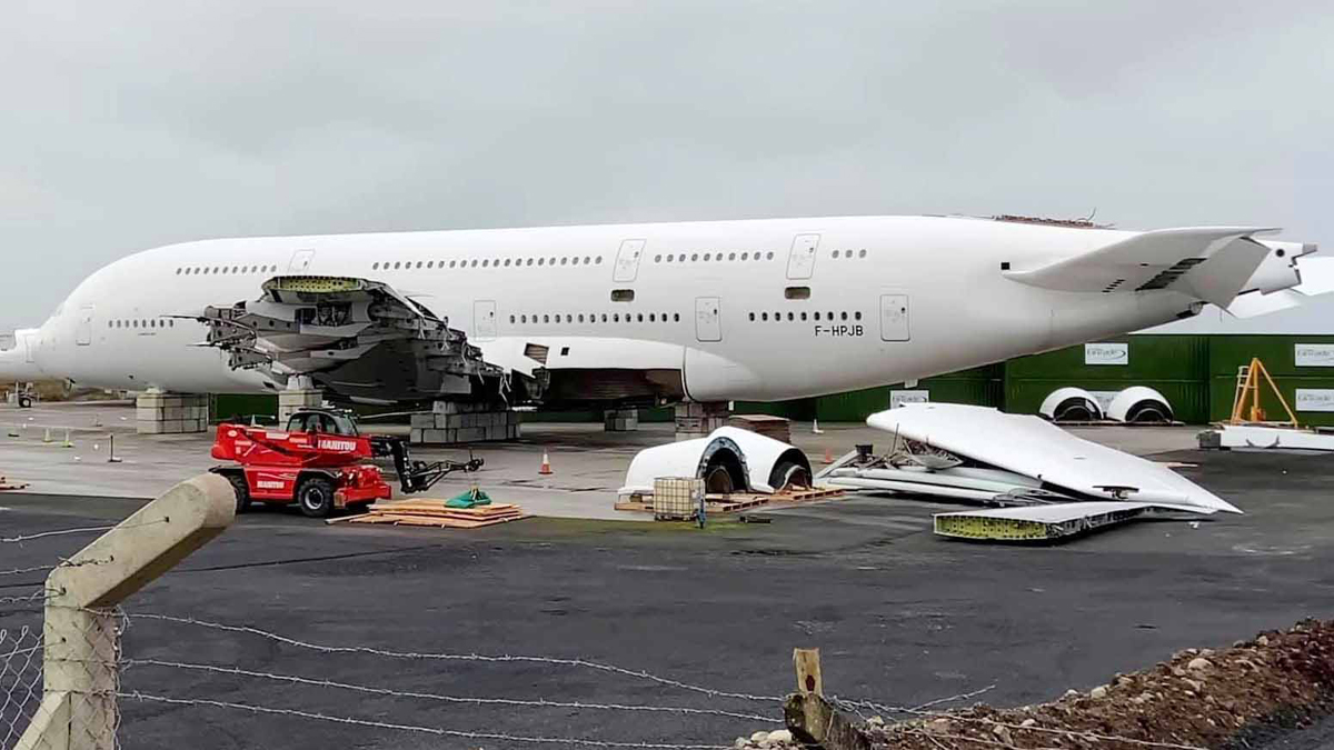 Imagem do primeiro A380 da Air France parcialmente desmontado