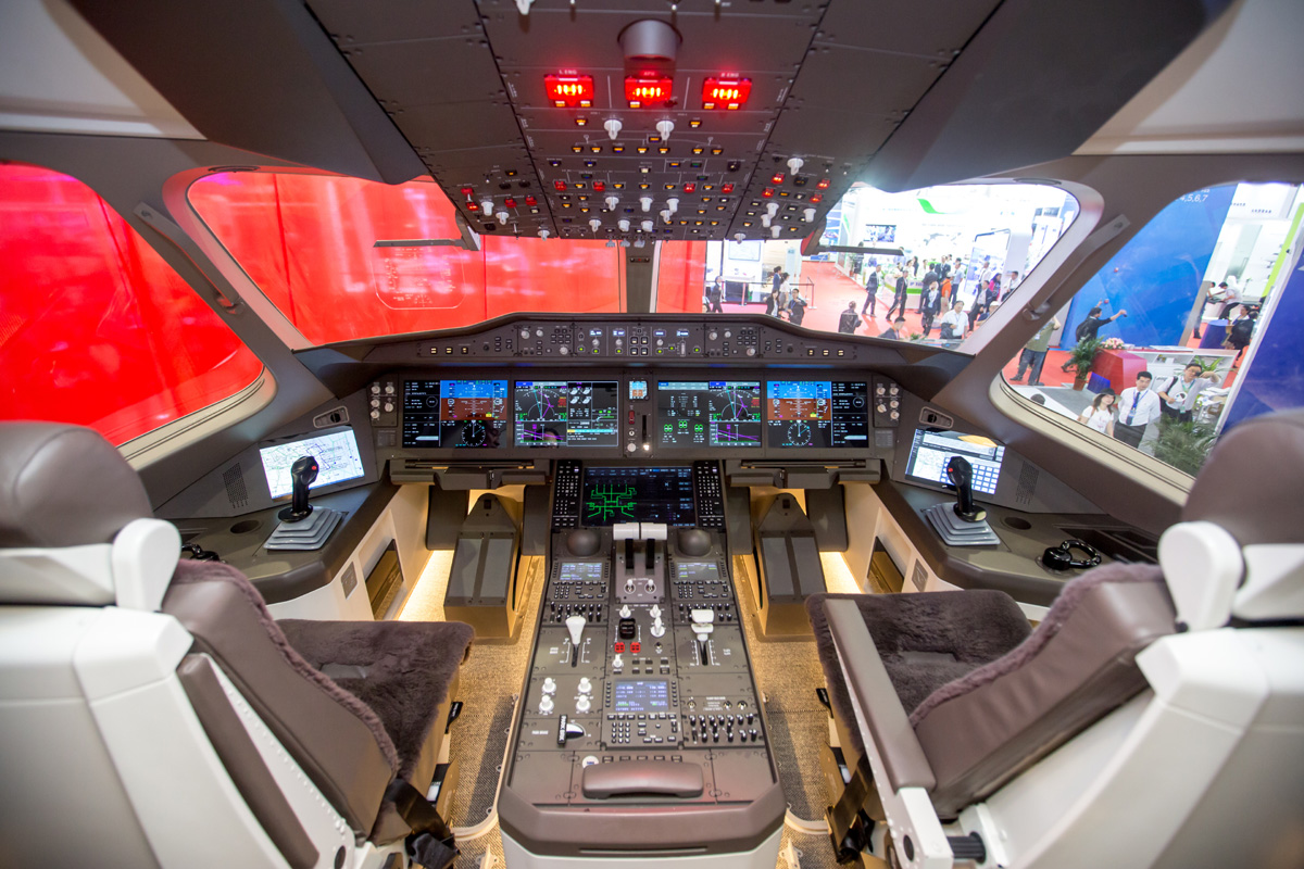Cockpit do CR929: aeronave vai adotar sistemas de controle fly-by-wire (UAC)