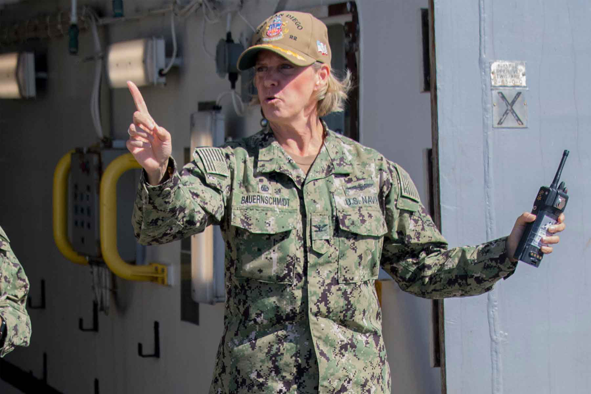 Capitao Amy Bauernschmidt, a nova comandante do porta-aviões USS Abraham Lincoln