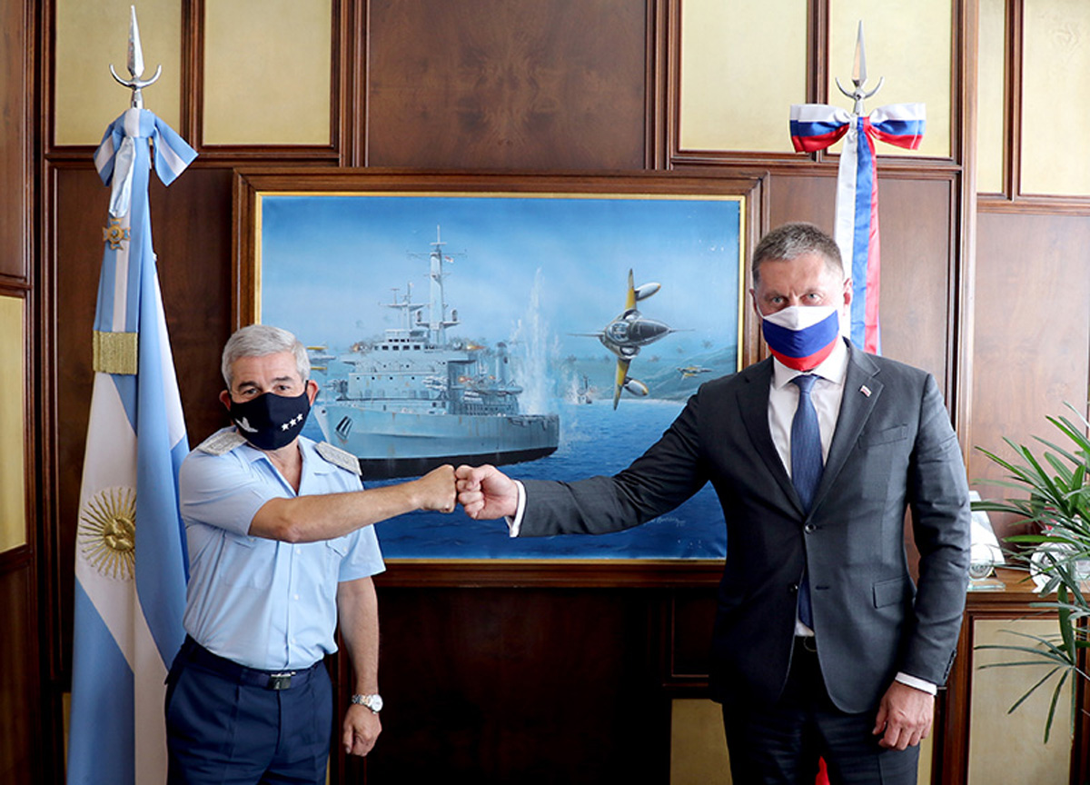 Comandante da Força Aérea Argentina, Brigadeiro Xavier Isaac, comprimenta o embaixador russo na Argentina, Dmitry V. Feoktistov