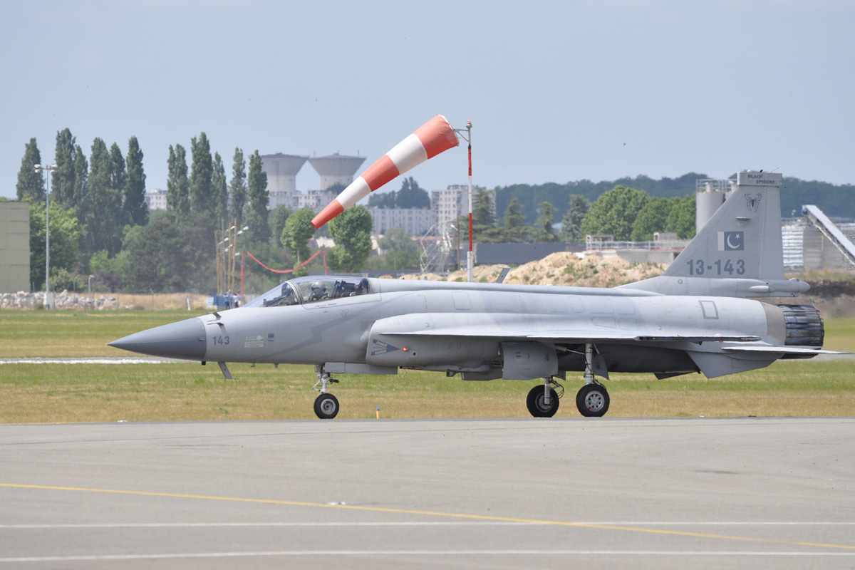 O leque de armamentos do JF-17 tem um míssil antirradiação brasileiro, o MAR-1 (Eric Salard)