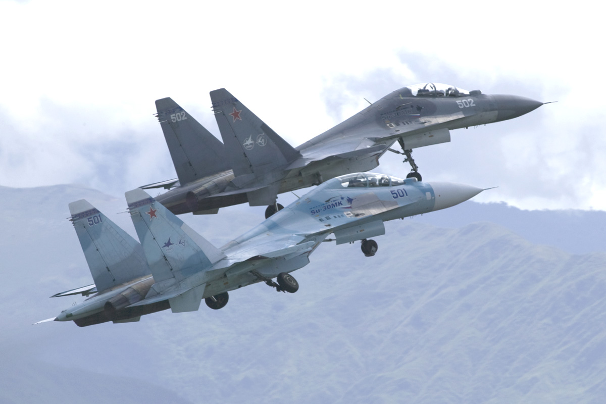 Um par de caças Sukhoi Su-30 da força aérea russa (UAC)