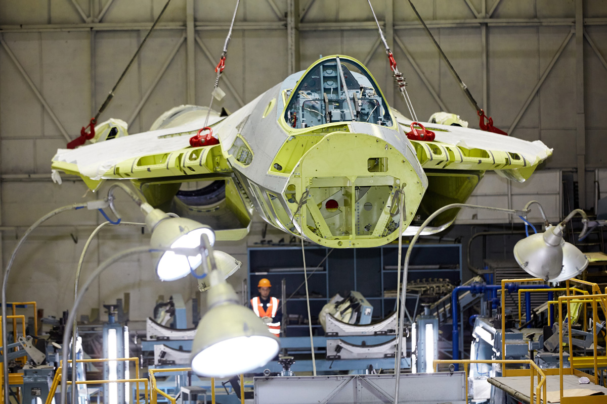O Su-57 é produzido pela KnAAPO, a maior companhia de fabricação de aviões na Rússia maior companhia de fabricação de aviões na Rússia (UAC)