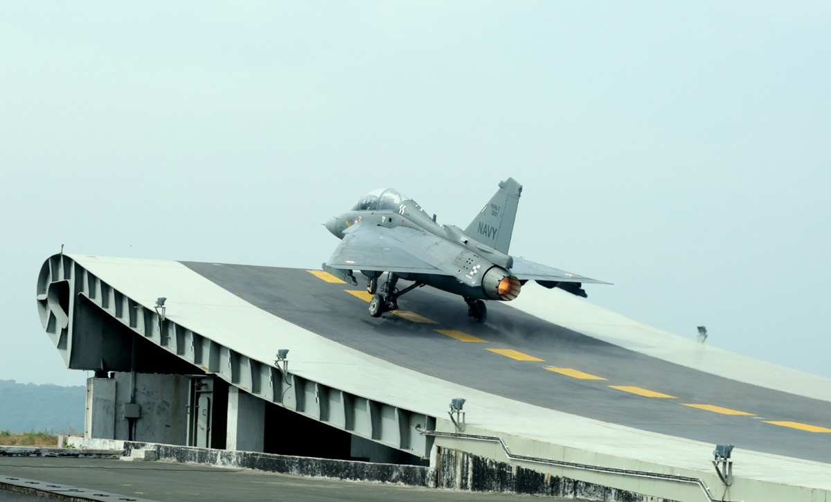 Teste de "ski jump": a HAL está desenvolvendo uma versão naval do Tejas para operar nos porta-aviões da marinha indiana (Divulgação)