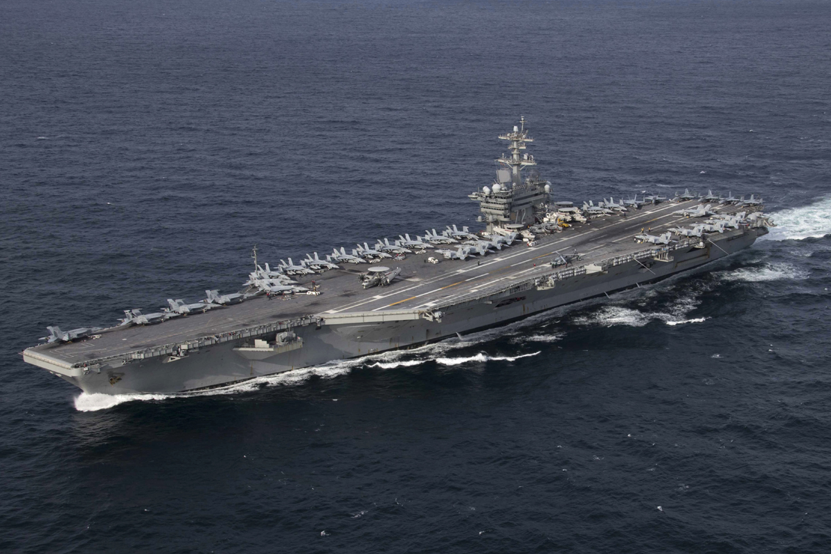 O USS Abraham Lincoln pode transportar cerca de 90 aeronave