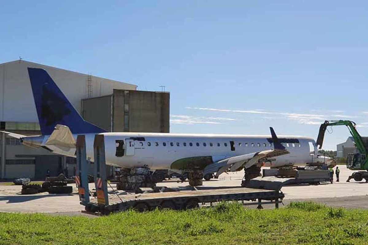 E190 em processo de desmantelamento na sede da OGMA, em Portugal