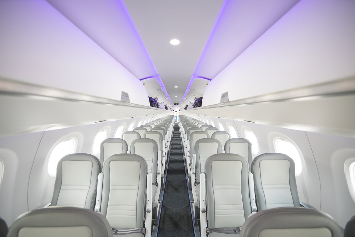 Cabine de passageiros de avião da Embraer com sistemas de luzes UV-C