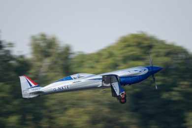 Avião elétrico da Rolls-Royce faz seu primeiro voo na Inglaterra