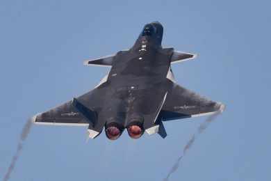 China mostra o caça J-20A com motores chineses em show aéreo