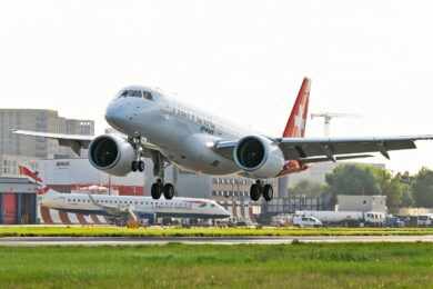 O E190-E2 da Helvetic decola do London City
