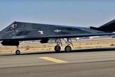Caças F-117A surgem em aeroporto da Califórnia em plena luz do dia