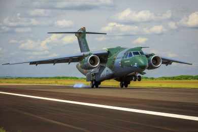 FAB realiza treinamento de pouso curto com o KC-390