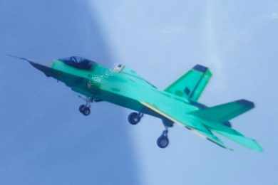 Inédito caça naval chinês é flagrado em voo
