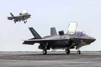 Dois F-35B que operam no porta-aviões britânico