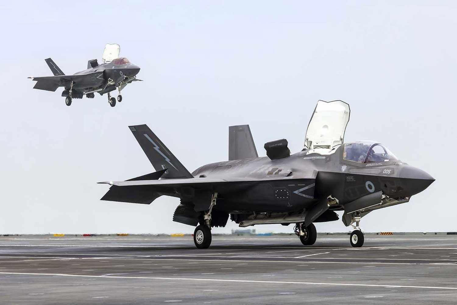 Caça F-35B da Marinha Italiana pousa a bordo do porta-aviões