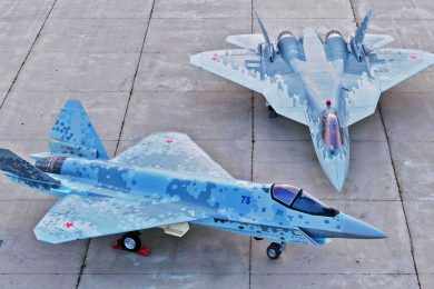 Rússia mostra os caças Su-57 e ‘Checkmate’ juntos pela primeira vez