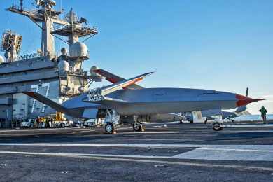 Drone MQ-25 é testado a bordo de porta-aviões da Marinha dos EUA