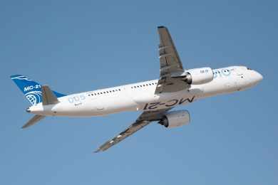 Novo jato russo MC-21 realiza voos de testes com passageiros