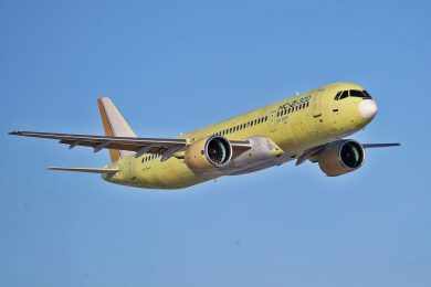 Jato MC-21 com asas “Made in Russia” voa pela primeira vez