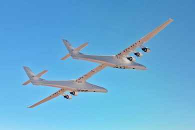 Avião gigante ‘Roc’ realiza primeiro voo com trens recolhidos