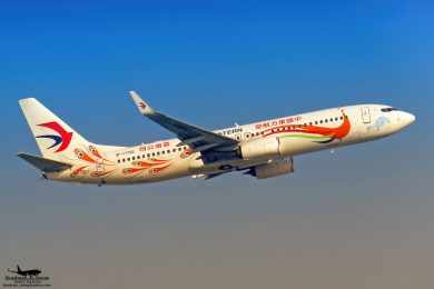 Vídeos mostram Boeing 737-800 da China Eastern em alta velocidade em direção ao solo