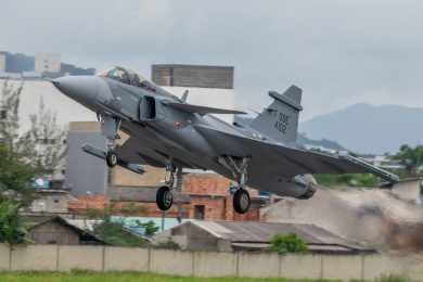 Primeiros caças Gripen de série da FAB decolam de Navegantes rumo a Gavião Peixoto