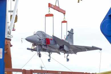 Primeiros caças F-39E Gripen operacionais da FAB desembarcaram no Brasil