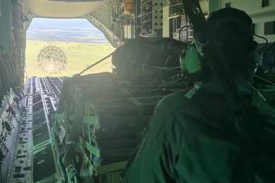 FAB realiza primeiro lançamento de carga pesada por extração com o KC-390