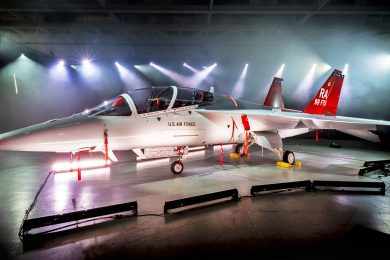 Boeing apresenta o primeiro treinador supersônico T-7A da USAF