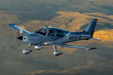 Cirrus aterra monomotores SR22 devido a problema no motor