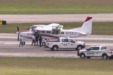 Passageiro sem experiência de voo pousa avião nos EUA após piloto passar mal