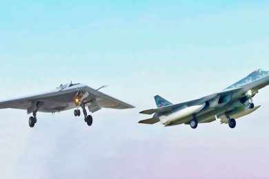 Drone “invisível aos radares” russo, S-70 Okhotnik faz teste com armas de precisão