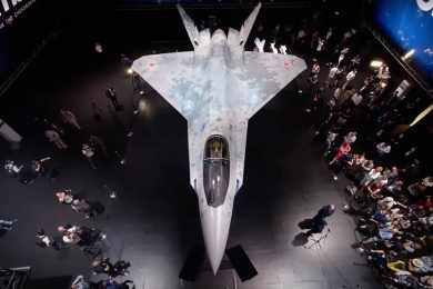 Caça Sukhoi Checkmate terá motor com empuxo vetorável
