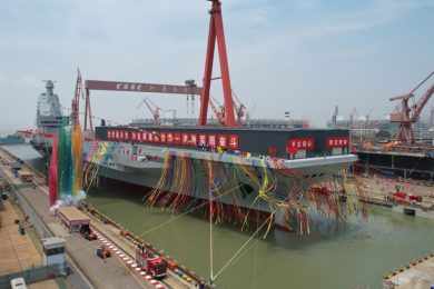 Primeiro porta-aviões construído inteiramente na China é lançado ao mar