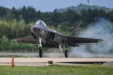 Caça sul-coreano KF-21 Boramae completa primeiro voo