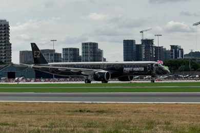 Embraer E195-E2 pousa pela primeira vez no restrito aeroporto London City