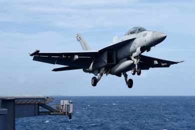 Caça F/A-18 da Marinha dos EUA caiu de convés de porta-aviões durante tempestade