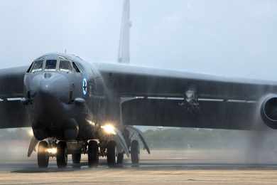 Bombardeiro B-52 deve ganhar nova designação após troca de motores e radar