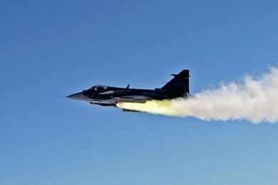Caça Gripen E lança pela primeira vez o Meteor, míssil ar-ar que será usado pelo Brasil