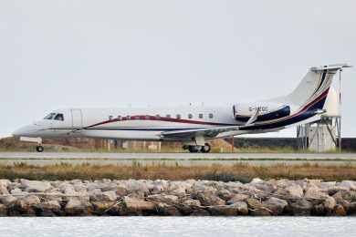 Rei Charles III retorna a Londres em jato Legacy, da Embraer