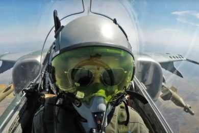 Caça AMX da FAB faz lançamento de bomba guiada a laser em exercício militar