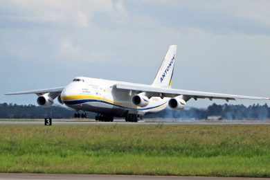 Gigantes An-124 da Antonov Airlines intensificam voos de carga pelo mundo