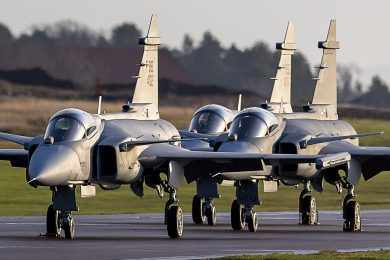 Caças Gripen FAB 4103 e FAB 4104 estão chegando ao Brasil