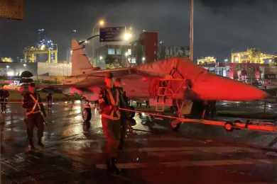 Dois novos caças Gripen da FAB fazem “passeio” pelas ruas de Navegantes