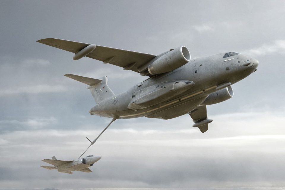O KC-390 com uma lança de reabastecimento aéreo, equipamento padrão da USAF 