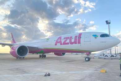 Airbus A330neo cor-de-rosa da Azul chega ao Brasil