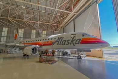 Embraer entrega jato E175 com pintura retrô