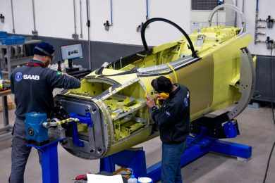 Saab produz primeira fuselagem dianteira do caça Gripen no Brasil